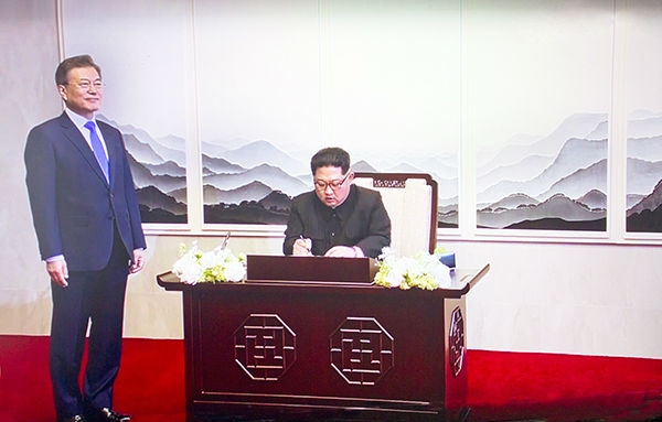 김준권 작, 판화 산운이 걸린 평화의 집에서 방명록에 서명하는 김정은 북한 국무위원장. 사진=청와대