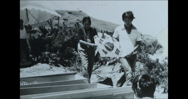 이키섬의 한국인 조난자 유골을 수습하는 후카가와 씨와 마사키 씨 (1976). 제공=KBS
