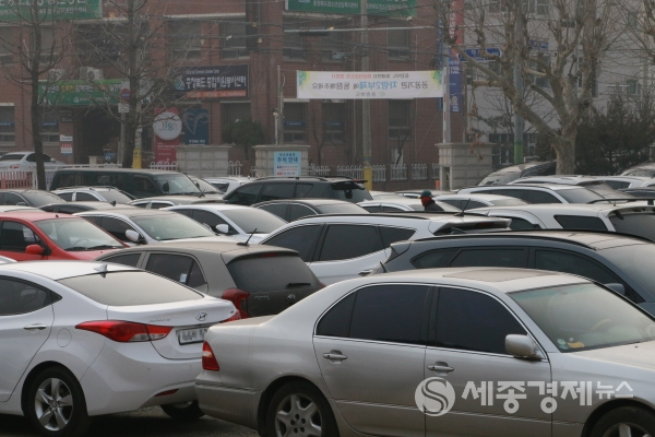 인근 중앙초 주차장에는 주차된 차들로 가득한 모습 / 사진=박상철