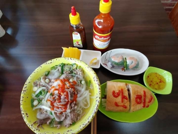박종호 특파원은 하노이 파견 전부터 베트남 음식에 적응하는 훈련기간을 가졌다. 베트남 햄버거 '반미'에 케첩으로 반미라는 글씨를 쓴 재치. 사진=박종호 페이스북 갈무리