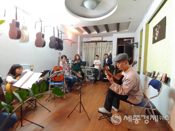 박 기타리스트의 현지인 친구 히엔의 기타 아카데미에서 공연을 하는 모습 / 사진=박종호 기타리스트