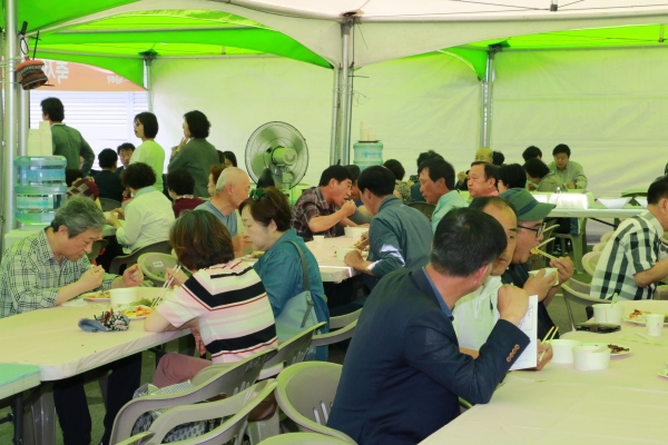 행사에 참석한 사람들을 위해 점심 식사가 무료로 제공됐다.