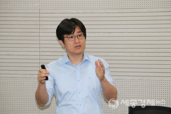 김기홍 청주상공회의소 팀장이 상공회의소 기관 소개를 펼치고 있다. / 사진=박상철
