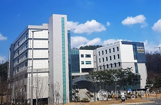충북대학교 기술지주주식회사는 오창 충북대학교 융합기술원 내에 위치해 있다.
