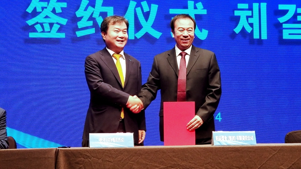 협약을 체결한 뒤 이동채 에코프로 회장과 짜이훙 양메이 회장이 두 손을 맞잡았다.