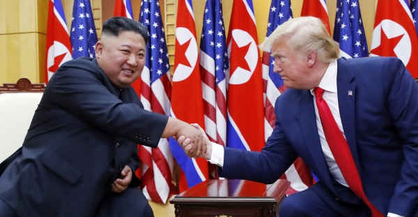 도널드 트럼프 미국 대통령과 김정은 북한 국무위원장이 30일 판문점 자유의 집에서 북-미 정상회담을 하고 있다. / 사진=뉴시스