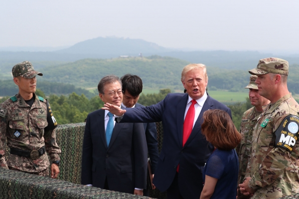 문재인 대통령과 도널드 트럼프 미국 대통령이 30일 오후 경기 파주 판문점 인근 비무장지대(DMZ) 내 오울렛 초소(OP)를 방문해 북한지역을 관망하며 이야기를 나누고 있다. / 사진=뉴시스