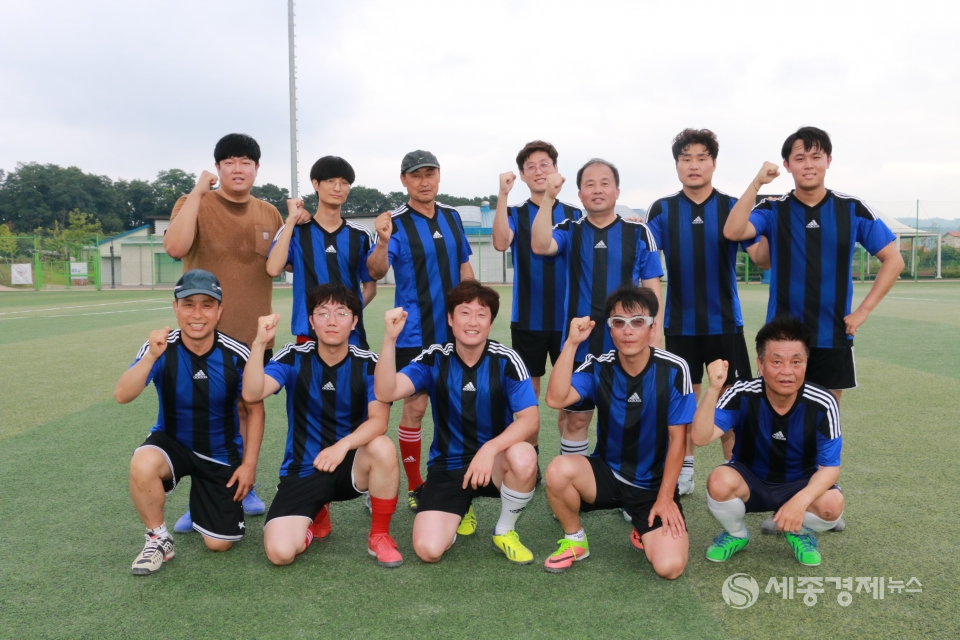 충북공고 선생님들은 자체적으로 만든 ‘충공FC’ 동호회는 매달 회비를 모아 사제동행축구 행사 운영을 적극 지원하고 있다.