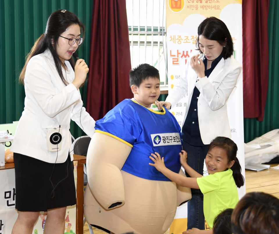 충북도교육청이 방학 기간을 이용해 도내 비만 어린이의 건강관리에 나선다. 사진은 서울 광진구에서 진행된 비만프로그램. 사진=뉴시스.