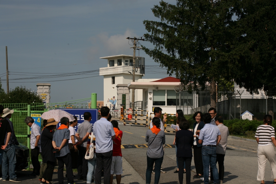 지난 18일, 청주교도소 앞에서 참가자들이 당시의 상황에 대한 설명을 듣고 있다.