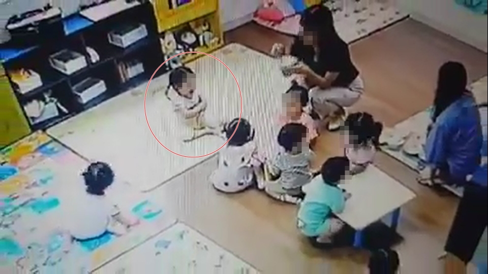 SNS에 공개된 CCTV 영상 속 보육교사들은 아이가 팔에 통증을 호소하며 울고 있음에도 아랑곳하지 않고 있다. 이 아이는 팔에 골절상 등을 입고 깁스를 한 것으로 알려졌다. 사진=페이스북 영상 캡처