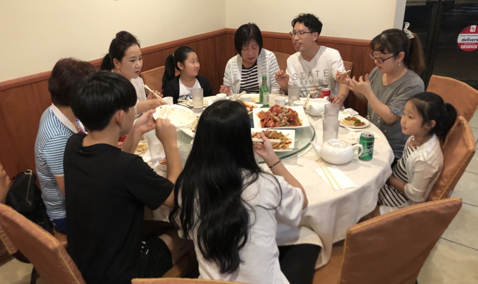 직원 김태선 씨 가족은 이번 여행에 양가 어머님 등 9명이 함께 했다.