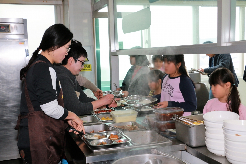 석호네닭발 임직원들이 직접 아이들에게 음식을 배식하는 모습 / 사진=박상철