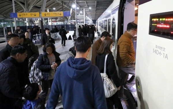 열차에 전기 공급이 중단돼 열차가 멈춰서는 사고가 발생한 2018년 11월20일/ 청주 오송역에서 승객들이 운행이 재개된 열차에 탑승하고 있다. 사진=뉴시스