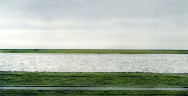 1992 안드레아스 그루스키 (독) “라인강”라인강을 촬영한 사진작품이 48억원에 거래되었다.
