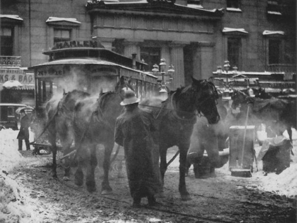 1893 알프레스 스티글리츠(미국) “종점” 마차 역에 있는 말과 마부를 사실대로를 촬영한 작품으로 회화주의 사진의 종말을 알리고 사실적 사진의 미학을 제시하였다.