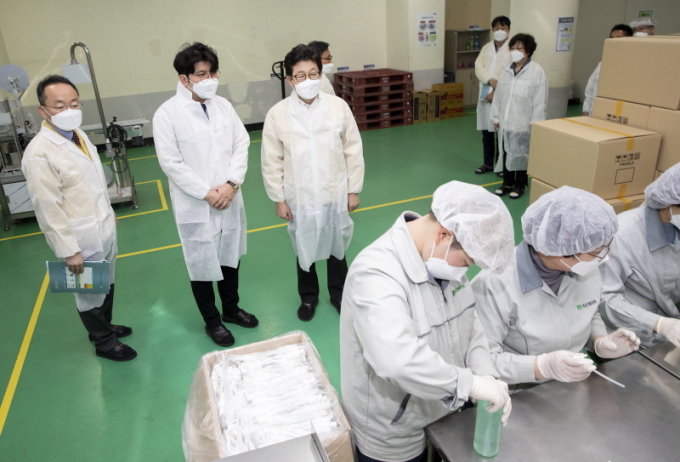 조 장관은 국보싸이언스 생산 시설을 점검했다. / 사진=환경부