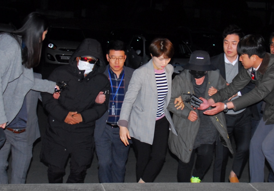 지난해 4월 인천공항에서 체포된 래퍼 마이크로닷(본명 신재호·25)의 부모 신모(61)씨 부부가 충북 제천경찰서로 압송되고 있다. / 사진=뉴시스