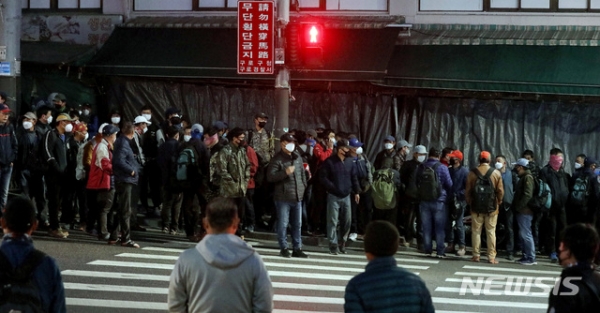 일용직 노동자들이 23일 서울 구로구 남구로역 인근 인력시장에서 일감을 구하기 위해 이른 아침부터 줄을 서 있다. / 사진=뉴시스