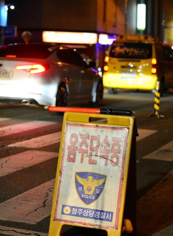 충북지방경찰청이 충북 청주시 산남동 일대에서 '그물망'식 음주 단속을 펼치고 있다 / 사진=뉴시스
