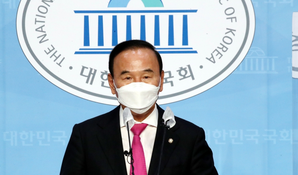 박덕흠 국민의힘 의원이 21일 오후 서울 여의도 국회 소통관에서 해명 기자회견을 하고 있다 / 사진 = 뉴시스