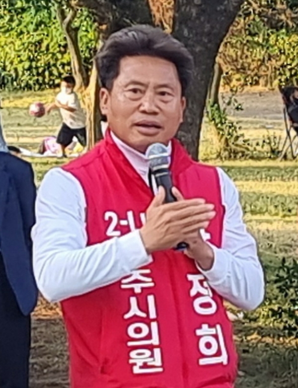 선거유세 중인 박정희 청주시의원 후보.