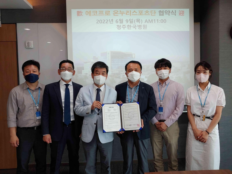 좌측부터 청주한국병원 박춘섭 대외협력팀 이사, 에코프로 최형익 CSR추진팀 이사 / 에코프로