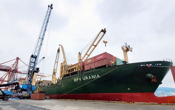 부산항에서 출항을 준비하고 있는 1800TEU급 다목적선 MPV(multi-purpose vessel) '우라니아(Urania)호'가 수출기업들의 화물을 싣고 있다. / 사진=뉴시스
