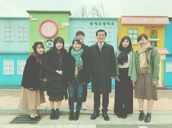 지난 3월 자전거공원을 방문한 일본인 대학생들과 홍성열(왼쪽에서 다섯 번째) 증평군수. 현장을 다녀간 후카라는 여대생이 자신의 SNS에 올렸다.