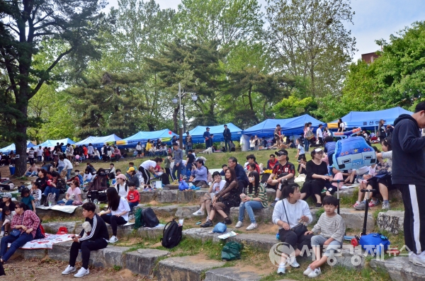 충북대 수의과대학이 29년째 매년 어린이날에 열어온 반려동물한마당을 올해부터 세종경제뉴스와 공동주최하게 된다. 사진은 2018년 반려동물 한마당.