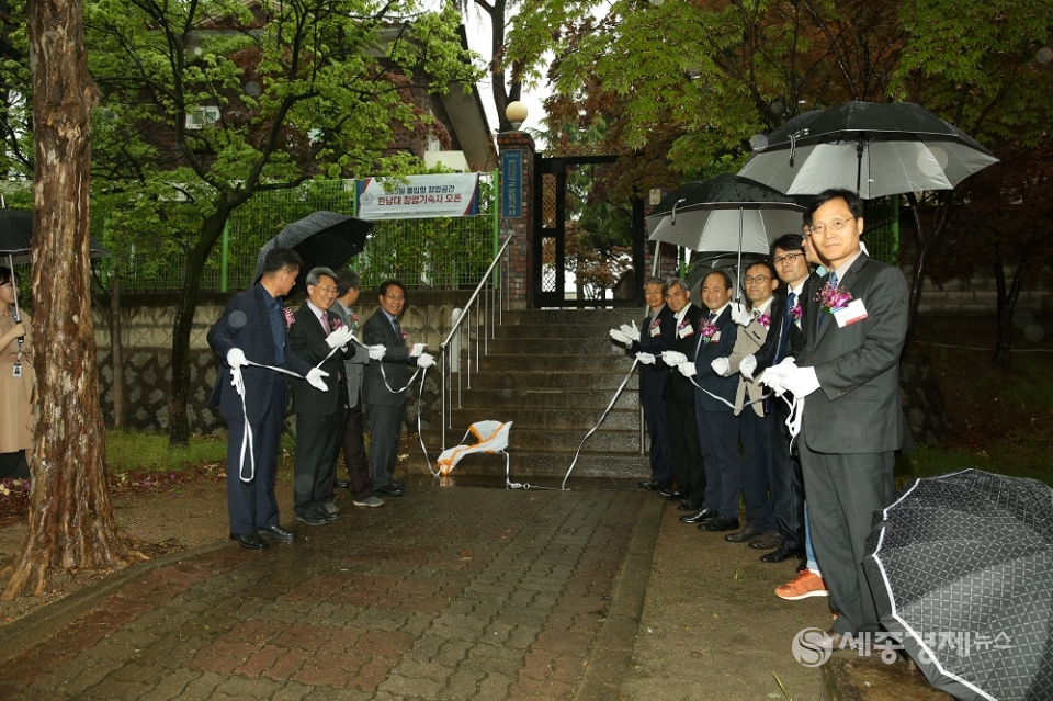 25일 한남대학교 이덕훈 총장을 비롯한 내외빈이 참석한 가운데 창업기숙사 현판 제막식을 가졌다.