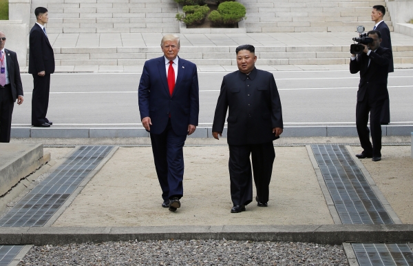 도널드 트럼프 미국 대통령이 30일 판문점 공동경비구역(JSA) 군사분계선에서 김정은 북한 국무위원장과 만나고 있다. / 사진=뉴시스