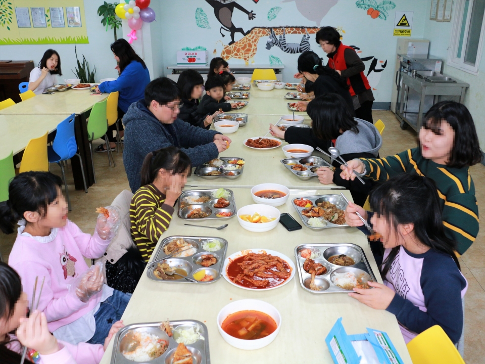 늘푸른아동원 아이들이 맛있는 점심을 먹고 있다. / 사진=박상철