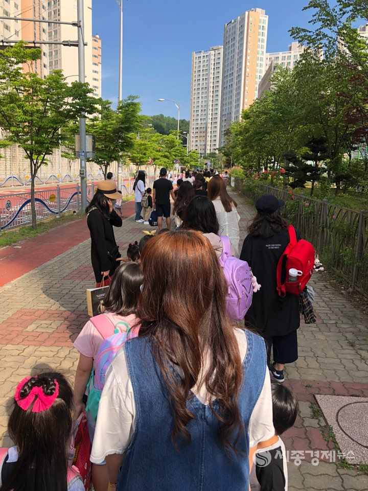 오창의 한 초등학교 등교 첫날 모습 / 사진=구독자