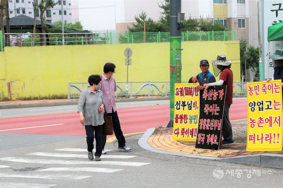 미사 참여를 위해 사천동 성당 찾은 교인이 피켓을 바라보고 있다. / 사진=박상철