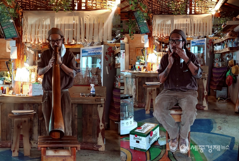 위더스의 삶 프로그램에서 사바이가든의 신병흠 대표가 전통악기를 연주하고 있다.