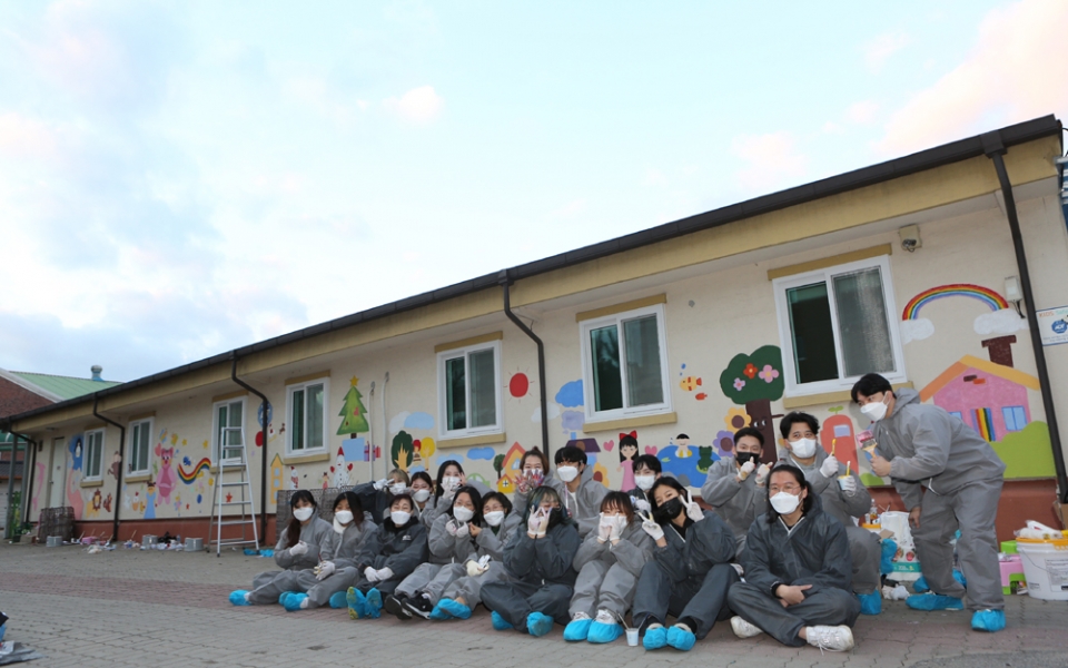 지난 26일 충청대 학생들이 보은 어린이집 외벽에 벽화를 완성했다. 사진=충청대 제공.