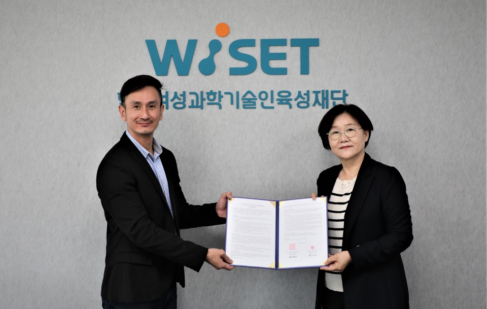 WISET과 한국마이크로소프트는 지난 19일 \WISET회의실(서울소재)에서 미래신기술 여성인재 육성을 위한 업무협약을 체결했다. 왼쪽부터 마이크로소프트 Philanthropies Asia lead Hosea Lai와 WISET 안혜연 이사장. / WISET