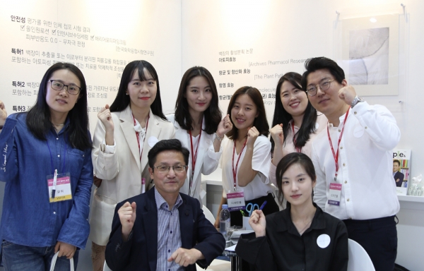 김윤배(사진 앞줄 왼쪽 첫번째) 교수가 이끄는 디자인셀 연구진이 자폐증 정복에 도전장을 냈다.