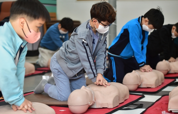 생명을 살리는 힘, CPR 교육받는 초등학생들 / 사진=뉴시스<br>
