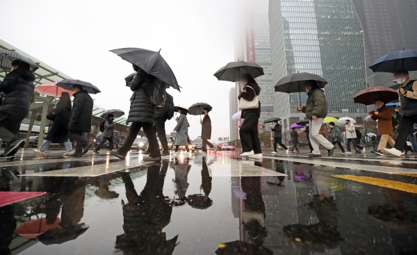 겨울비가 내리는 13일 오전 서울 영등포구 여의도 환승센터에서 시민들이 우산을 쓰고 이동하고 있다. 2023.01.13. / 사진=뉴시스