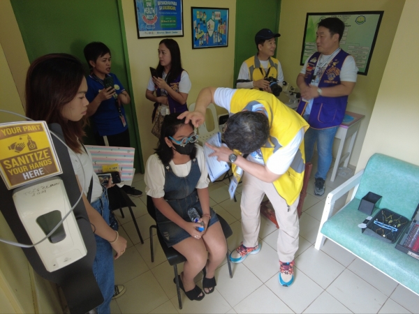 봉사단이 필리핀 현지 학생들을 대상으로 시력검사 등 안경 처방을 하고 있다. (사진=청주한벌MJF라이온스클럽)