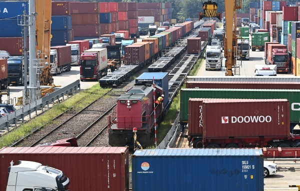 전국철도노동조합의 1차 총파업이 종료된 지난 18일 경기도 의왕시 내륙컨테이너기지(ICD)에서 하역작업을 위해 화물열차가 이동하고 있다. (사진=뉴시스)